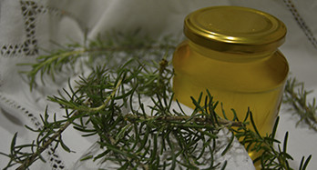 Med iz rožmarina 1 kg - Cena 16 €